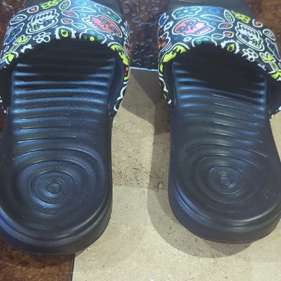 Colorful Patterned Slides - Picture 3 of 8